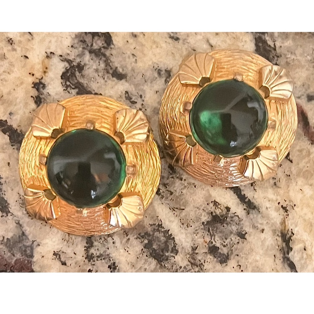 Vintage Trifari Emerald Cabochon Shell Textured Clip-On Earrings